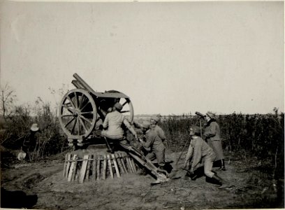 Ein feindlicher Flieger in Sicht. Einstellen der Fliegerabwehrkanone. Piane, 16.X.1915. (BildID 15540545)