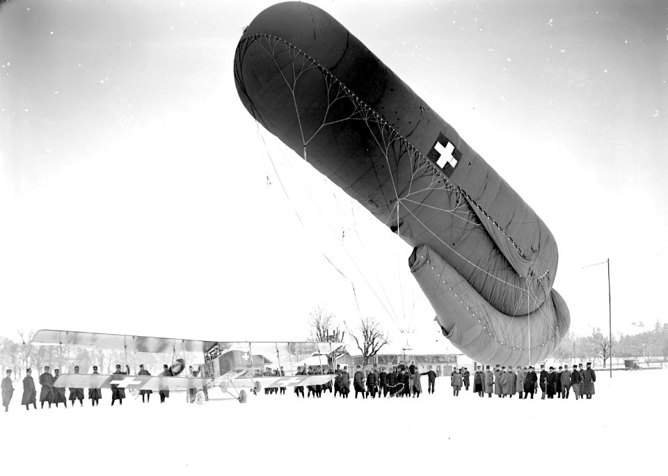 Ein Fesselballon und ein Doppelrumpf-Doppeldecker Häfeli DH-1 des Schweizer Flugzeugkonstrukteurs August Häfeli - CH-BAR - 3240300