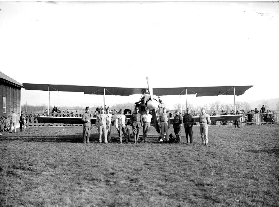 Ein Flugzeug vor der Ballonhalle - CH-BAR - 3241489