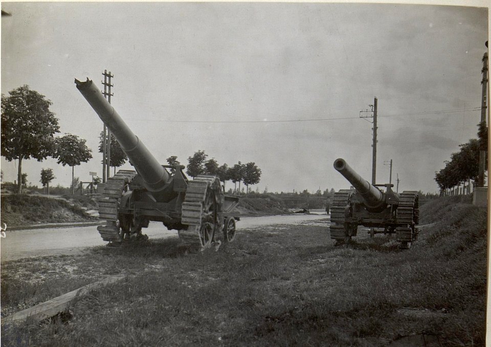 Ein gesprengtes und ein gut erhaltenes itl.Geschütz. Monfalcone.Anfang Mai 1918. (BildID 15664810)