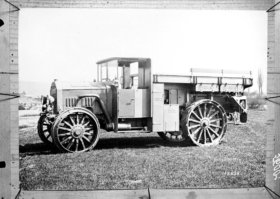 Ein Daimler Lastwagen mit Spezialrädern fürs Gelände - CH-BAR - 3241600