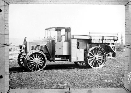 Ein Daimler Lastwagen mit Spezialrädern fürs Gelände - CH-BAR - 3241600