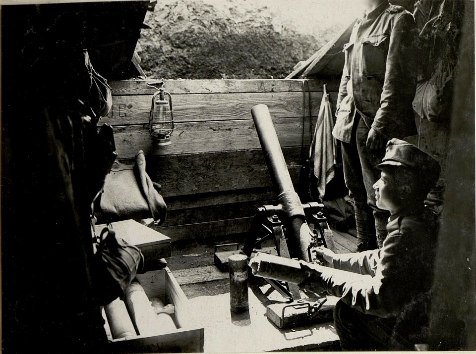 Ein 12 cm Minenwerfer in gedeckter Stellung bei der 10. Kompanie des Honved Infanterieregimentes 24., am 29.VII.1916 (BildID 15542639)