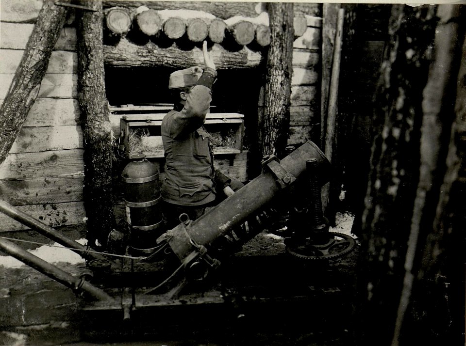Ein 22,5 cm Minenwerfer in Kampfstellung beim Infanterieregiment.82, aufgenommen am 18. Februar 1916 (BildID 15541708)