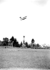 Ein Doppeldecker überfliegt den Kontrollturm - CH-BAR - 3239652