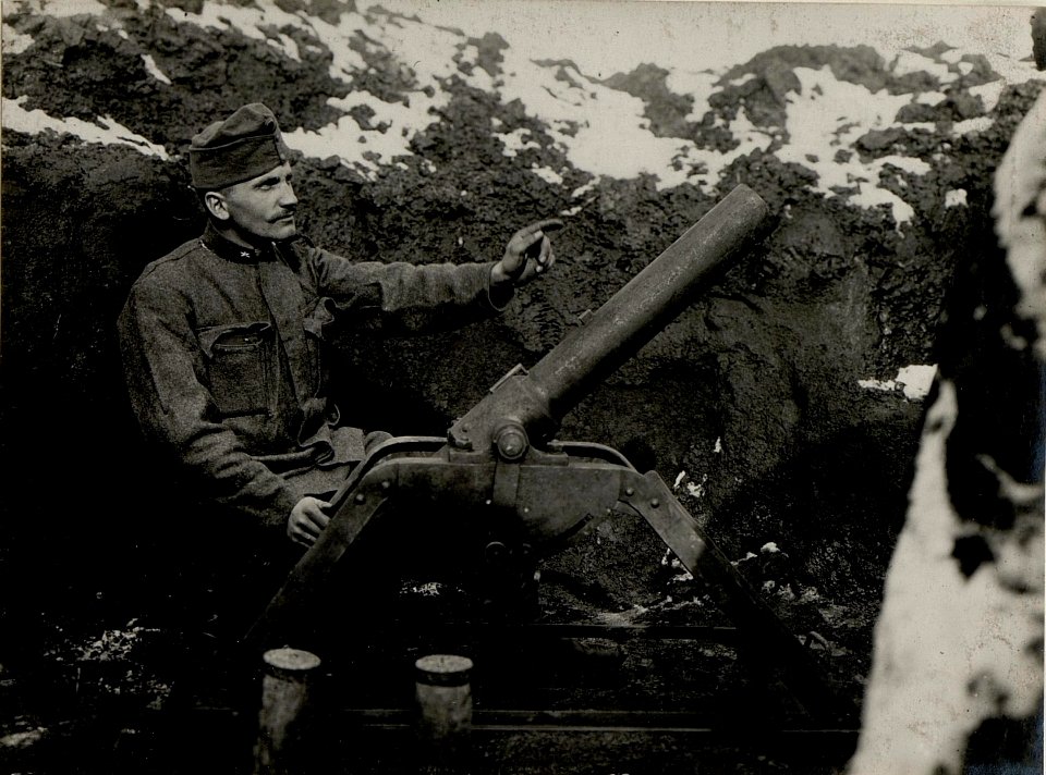 Ein 9 cm Minenwerfer in Kampfstellung beim Infanterieregiment.82, aufgenommen am 18. Februar 1916 (BildID 15541715)