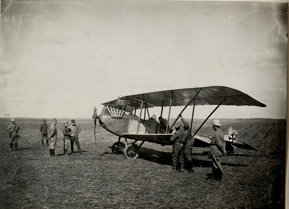 Ein abgestürzter k.u.k. Doppeldecker in Ostrozets, aufgenommen in Wolhynien am März 1916 (BildID 15541862)