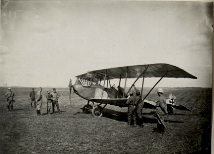 Ein abgestürzter k.u.k. Doppeldecker in Ostrozets, aufgenommen in Wolhynien am März 1916 (BildID 15541862)
