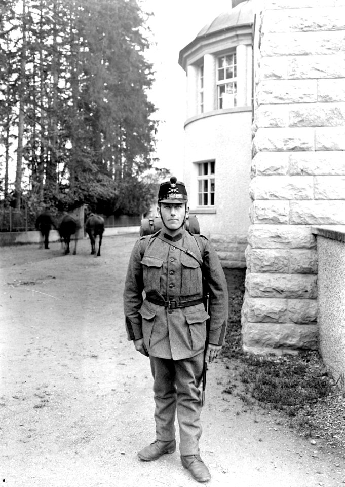 Ein Artillerist mit seiner persönlichen Ausrüstung - CH-BAR - 3240164