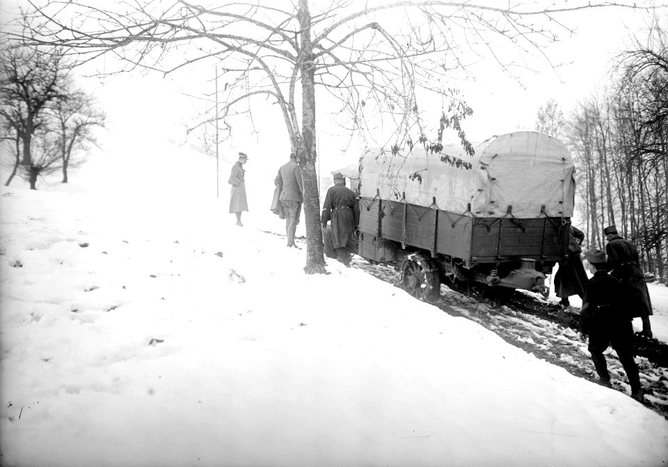 Ein Lastwagen auf einer Naturstrasse im Winter - CH-BAR - 3241022