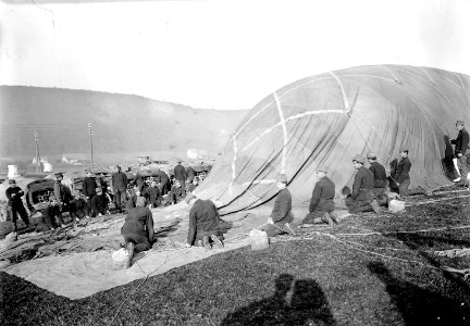 Ein Beobachtungsballon wird gefüllt - CH-BAR - 3241461
