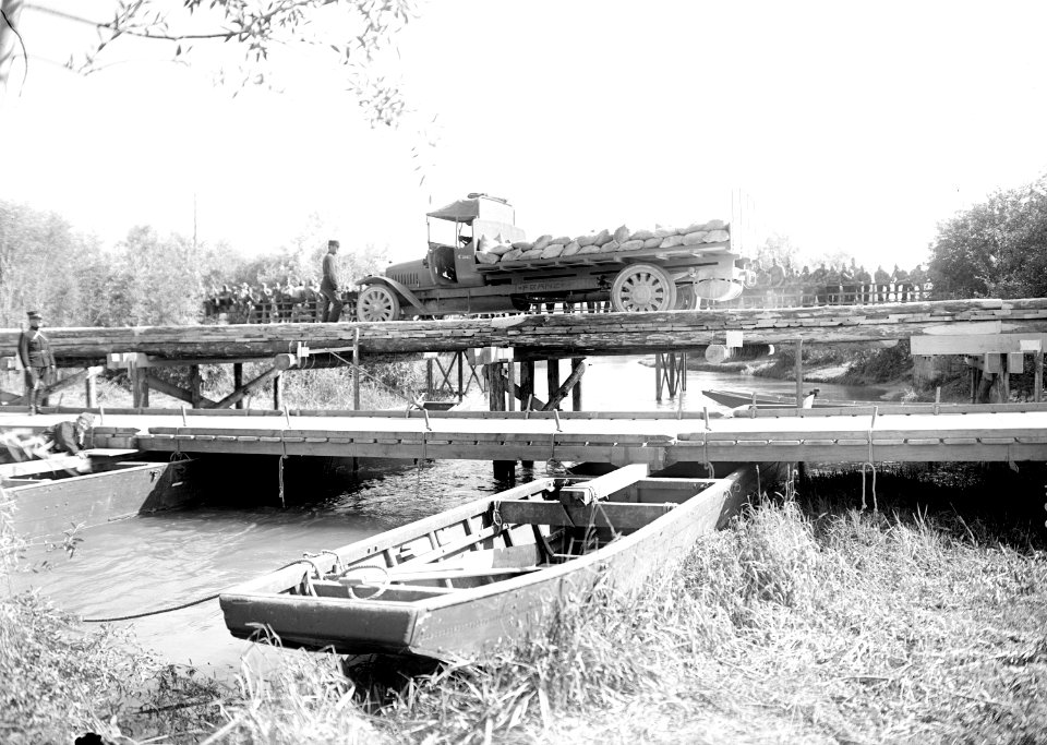 Ein Lastwagen mit Sandsäcken als Belastungsprobe auf der Pfahljochbrücke - CH-BAR - 3240740