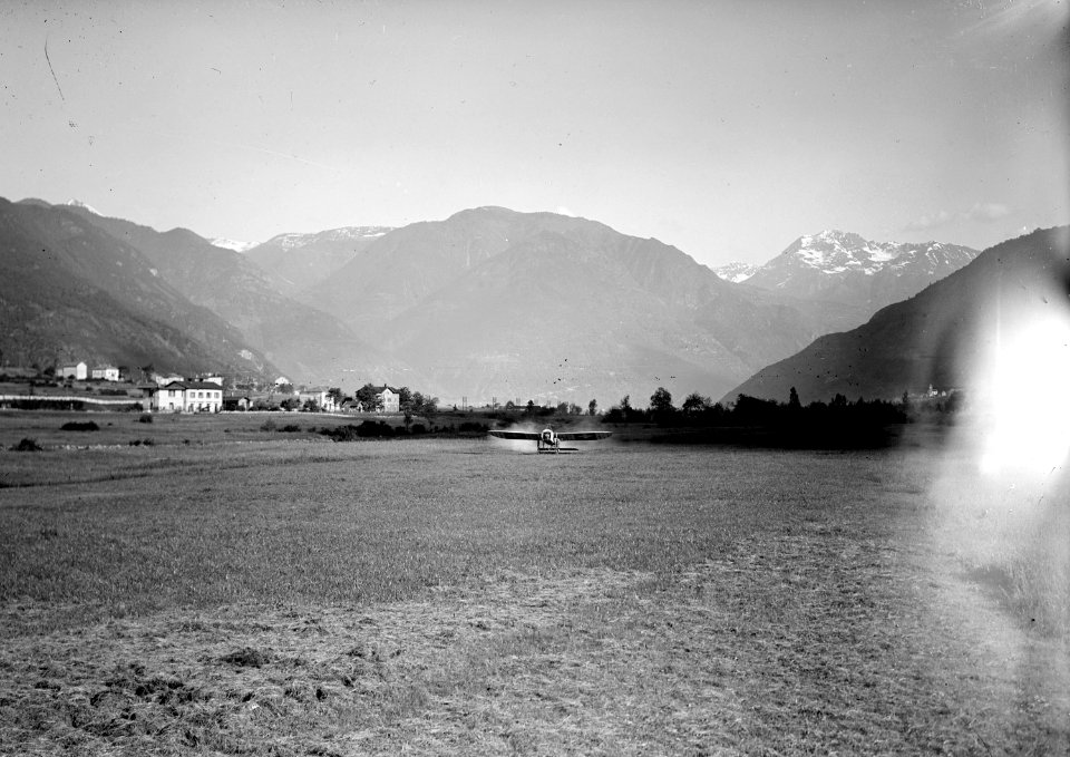 Ein Flugzeug bei der Landung - CH-BAR - 3238580