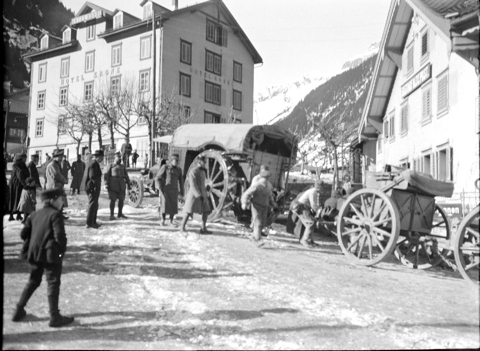 Ein Lastwagen vor dem Hotel Krone in Göschenen - CH-BAR - 3241085