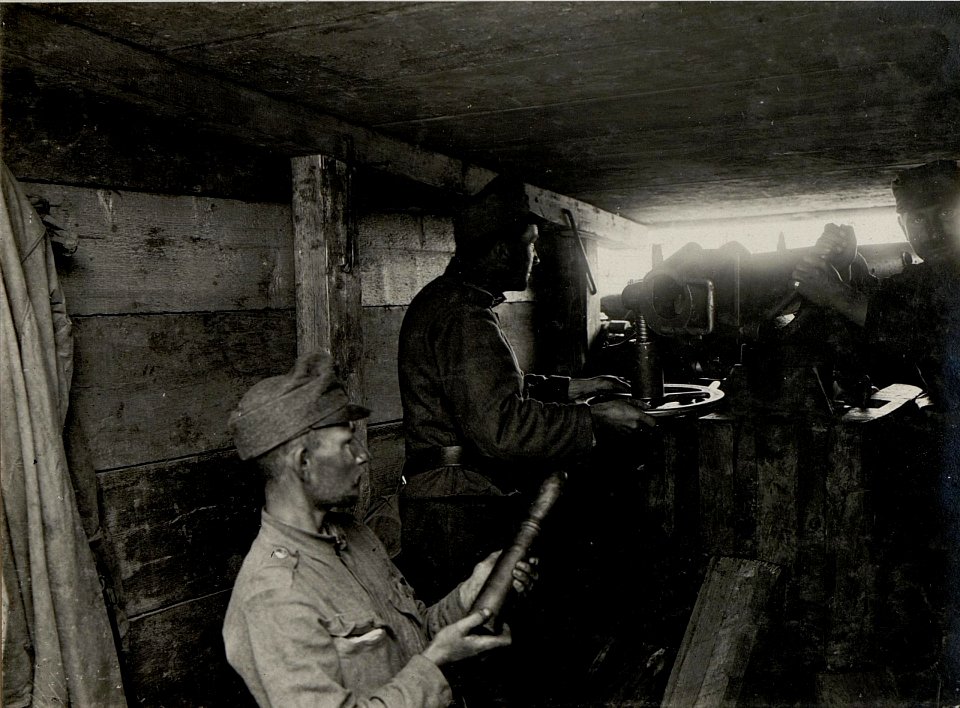 Ein 5,7 cm Sturmabwehrgeschütz erbeutet von den Russen bei Kowno, eingebaut in den Stellungen des Infanterieregimentes 6 auf Kote 396 bei Cebrow (BildID 15542177)