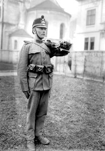 Ein Maschinengewehr korrekt auf der Schulter getragen - CH-BAR - 3241134