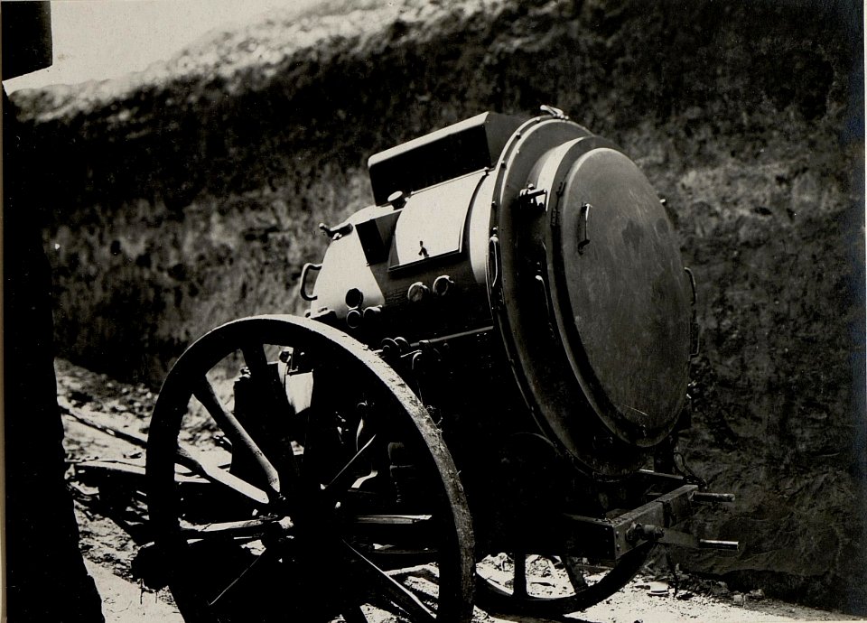 Ein 90cm Scheinwerfer, aufgenommen am 28.VII.1916 (BildID 15542604)