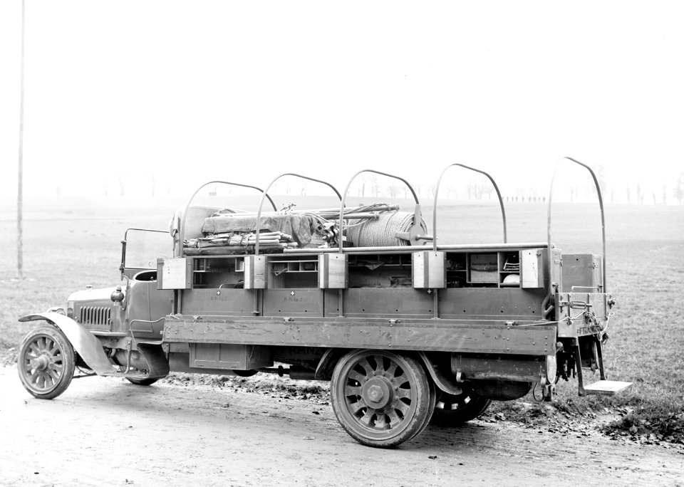Ein Materiallastwagen mit offenen Ausrüstungskästen - CH-BAR - 3240143