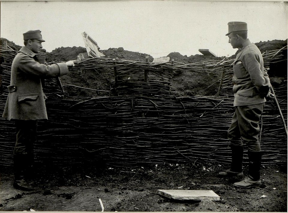 Ein durch Granatschuss zerstörter Schiess-Stand. Aufgenommen am 2.IV.1916. Inf.Rgt.Nro.52. (BildID 15536597)