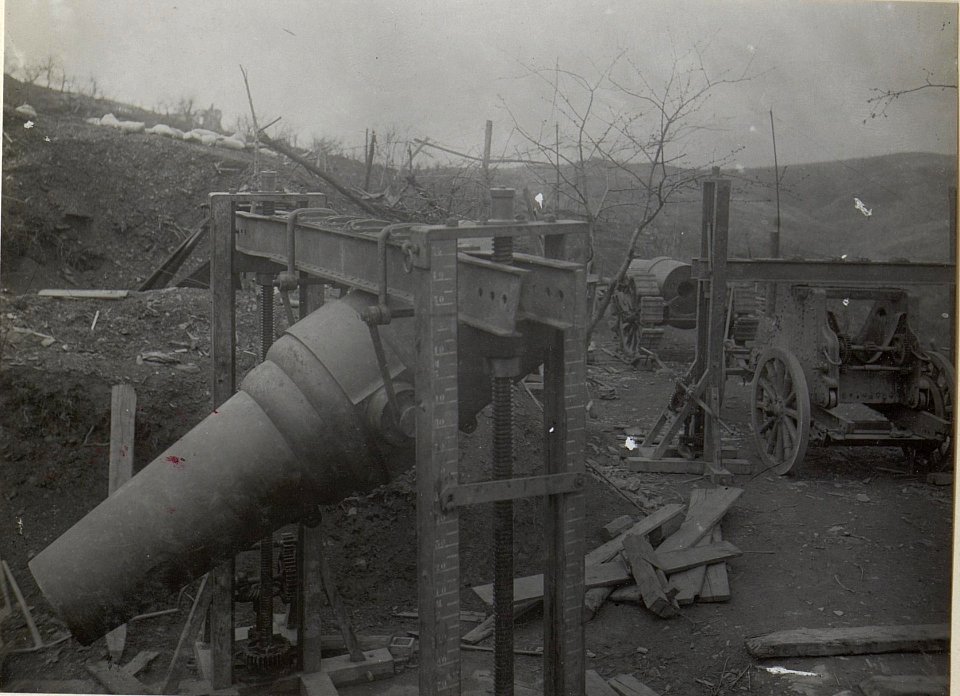 Ein im Hebezug hängendes Rohr von einem 28cm Mörser. S.Marco-Höhe.Mitte April 1918. (BildID 15664691)