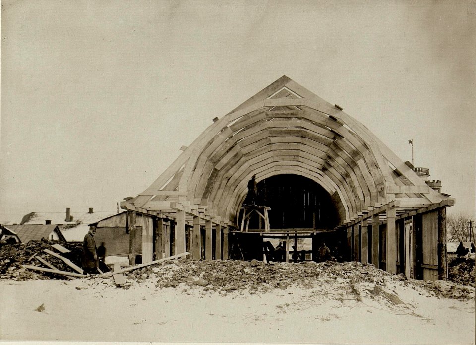 Ein beim 9.Korpskommando im Bau befindliches Feldkino, am 24.2.1917 (BildID 15543178)