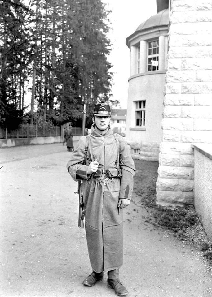Ein Infanterist mit dem Wintermantel bekleidet - CH-BAR - 3240161