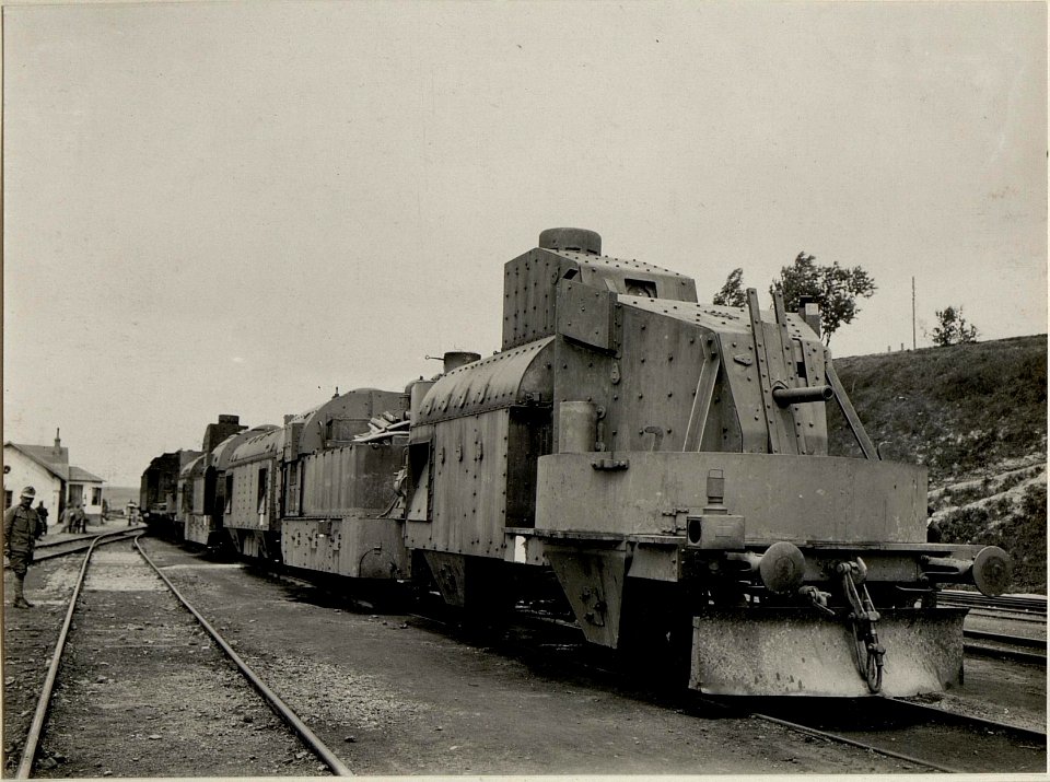 Ein mit Schnellfeuergeschützen und Maschinengewehren audgerüsteter Panzerzug der k.u.k.Staatsbahnen bei Zborow (BildID 15542212)