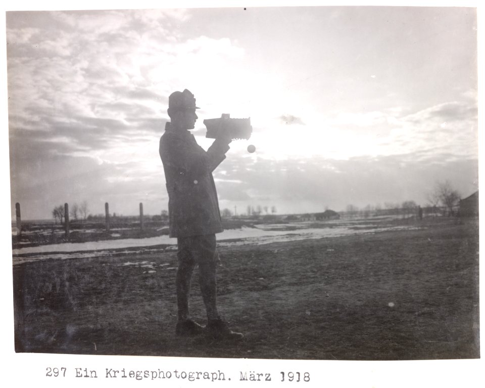 Ein Kriegsfotograf; Umgebung von Wladimir Wolynskij, Wolhynien, Russland, Ukraine