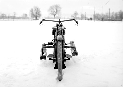Ein Motorrad mit Skiern seitlich gesichert - CH-BAR - 3241062