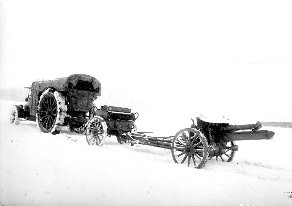 Ein Lastwagen als Zugmaschine für eine 15cm Haubitze - CH-BAR - 3241013