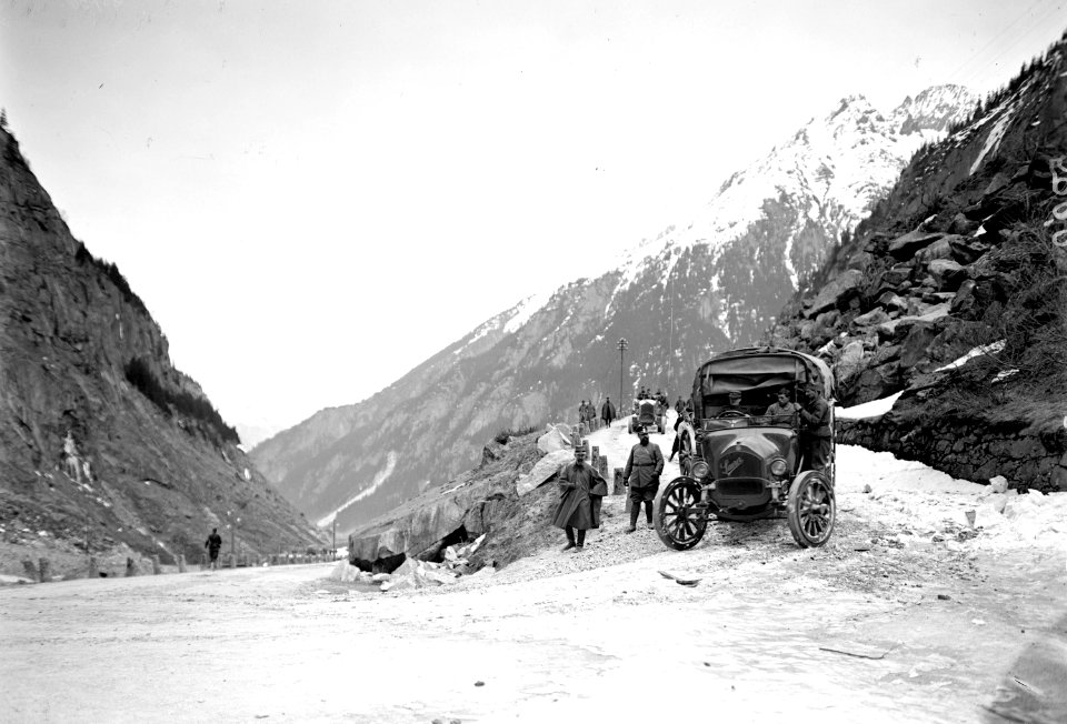 Ein Lastwagen in einer Kurve der Gotthardstrasse - CH-BAR - 3241110