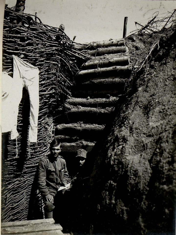 Ein bombensicherer Offiziersunterstand bei der 14.Kompanie des Infanterieregimentes 86, südöstl. Seredince am 25.6.1916 (BildID 15542233)