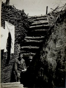 Ein bombensicherer Offiziersunterstand bei der 14.Kompanie des Infanterieregimentes 86, südöstl. Seredince am 25.6.1916 (BildID 15542233)