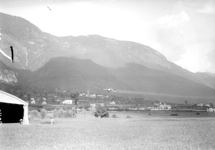 Ein Flugzeug im Landeanflug im Tessin - CH-BAR - 3238578