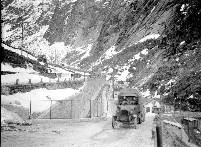 Ein Lastwagen unten an der Gotthardstrasse - CH-BAR - 3241086