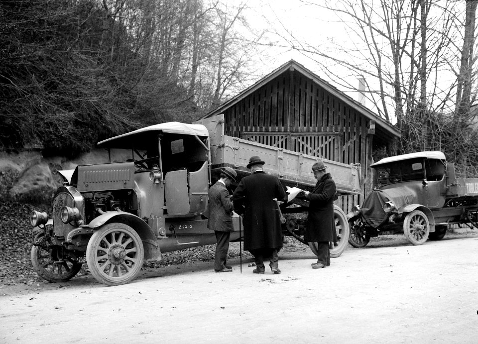 Ein Lastwagen wird während der Demobilisation abgeschatzt - CH-BAR - 3241499
