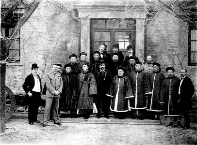 Ein Prinzendiner im Januar 1902. Rechts von mir Prinz Kung, Prinz Tschun, links von mir Prinz Su, Prinz Tao, Prinz Lan