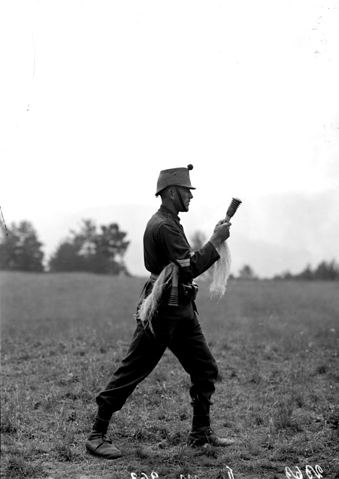 Ein Grenadier mit zwei Handgranaten - CH-BAR - 3238663