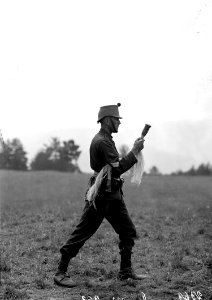 Ein Grenadier mit zwei Handgranaten - CH-BAR - 3238663