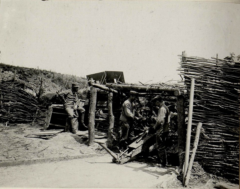 Ein russisches 8,68 cm Sturmfeuerabwehrgeschütz, erbeutet bei Kowno, bedient von der deutschen 827. Batterie in der Stellung der 1. Kompanie des Infanterieregimentes 35 auf Höhe 369 nördlich Cebrow, 2 (BildID 15542275)