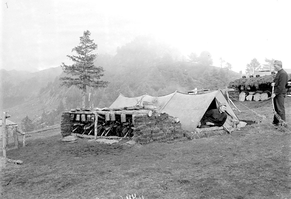 Ein Gruppenzelt mit geschütztem Materialdepot - CH-BAR - 3240783