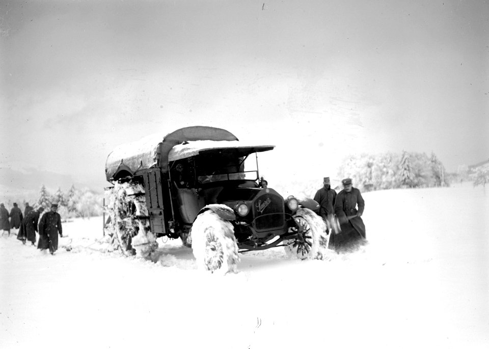 Ein Saurer Lastwagen kämpft sich durch den Schnee - CH-BAR - 3241018