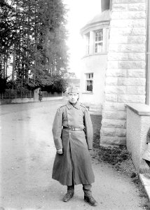 Ein Soldat im Wintermantel ohne persönliche Ausrüstung - CH-BAR - 3240163