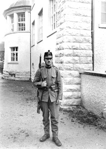 Ein Infanterist mit seiner persönlichen Ausrüstung - CH-BAR - 3240160
