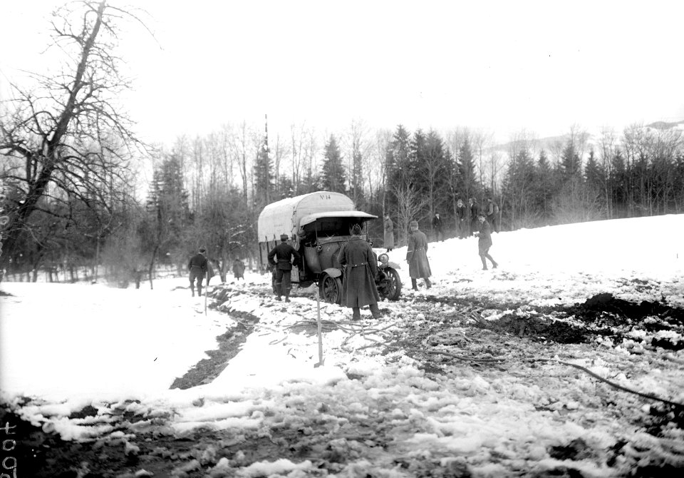 Ein Lastwagen kämpft sich durch Schnee und Morast - CH-BAR - 3241025