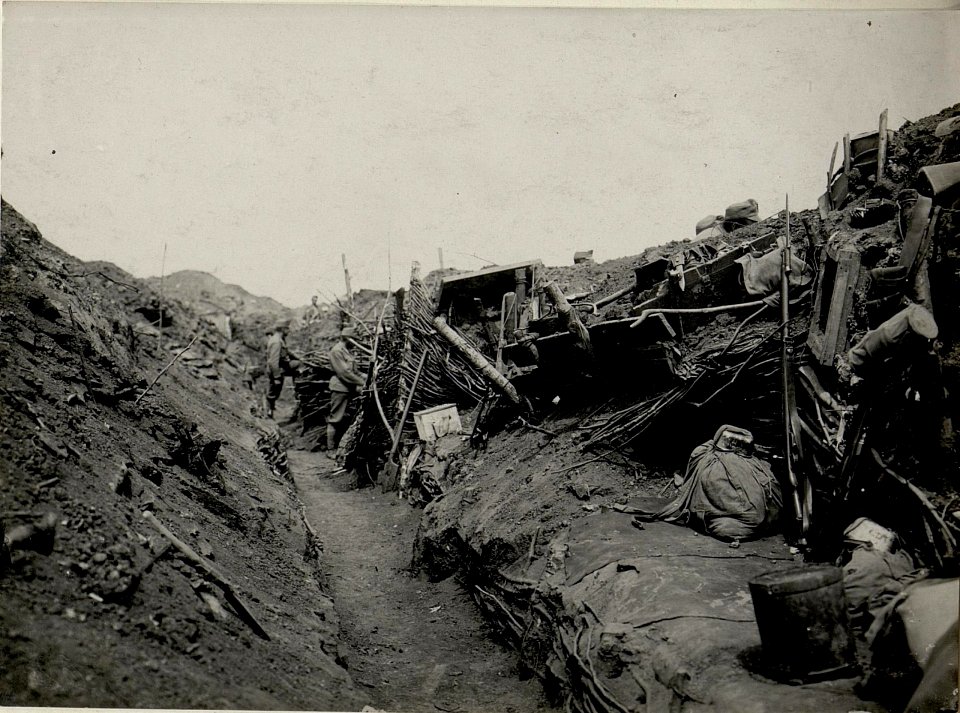 Ein Grabenstück nach dem Trommelfeuer am 1.7. auf der Worobijowkahöhe (BildID 15542331)