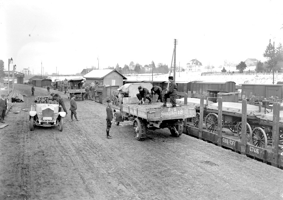 Ein Lastwagen voll mit Munition - CH-BAR - 3239450