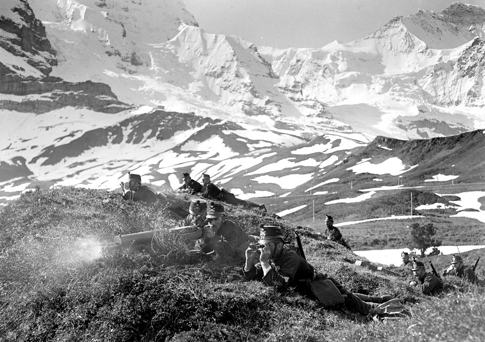 Ein Maschinengewehr der Landwehr Mitrailleure beim Schiessen - CH-BAR - 3241323