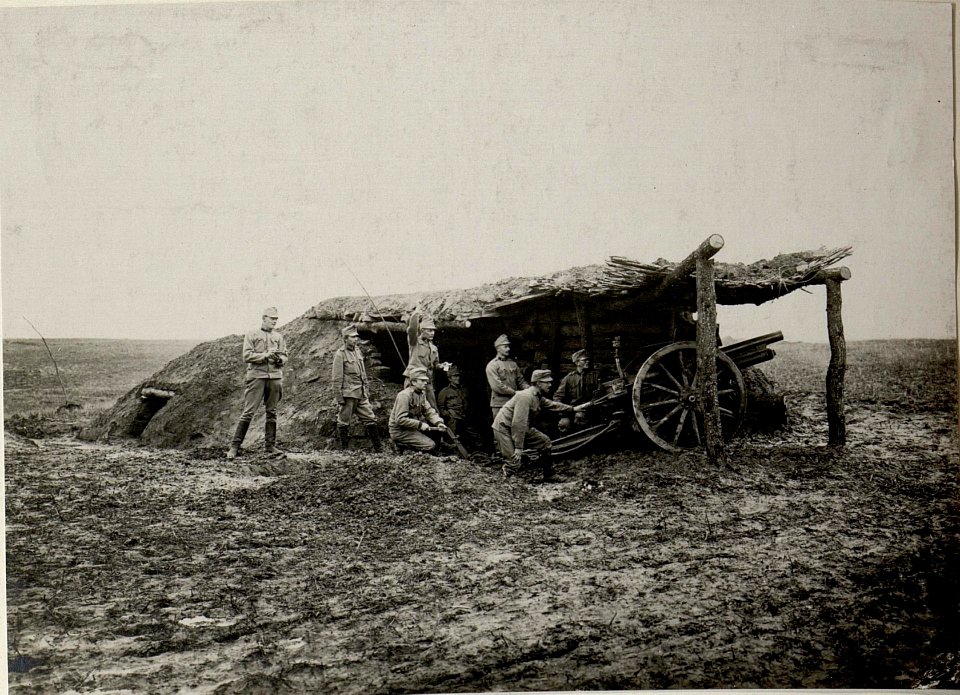 Ein vorgeschobenes Feldgeschütz hinter dem IR.90 östl. Stawiszcze. Aufgenommen am 15. Dezember 1915. (BildID 15541056)
