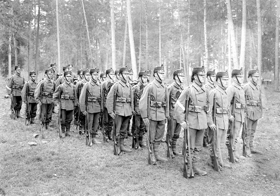 Ein Zug Infanteristen in Viererkolonne - CH-BAR - 3238518